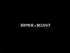 Две красивые брюнетки и их эротическое лесби-шоу в Автомобиле со своими кисками